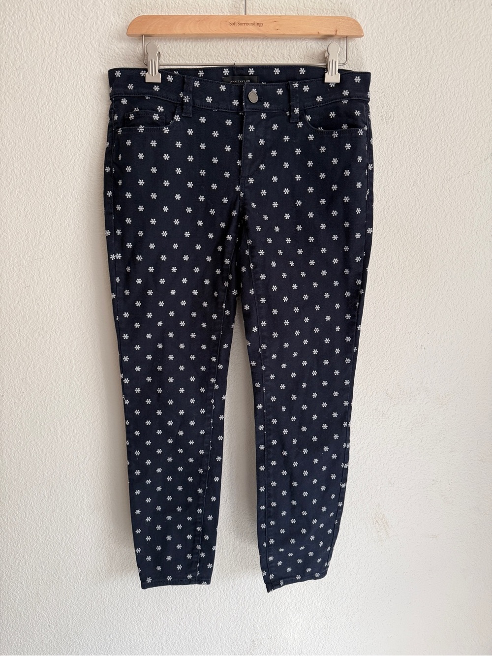 Ann Taylor Navy Skinny Jeans with White Floral Dot Print size 4